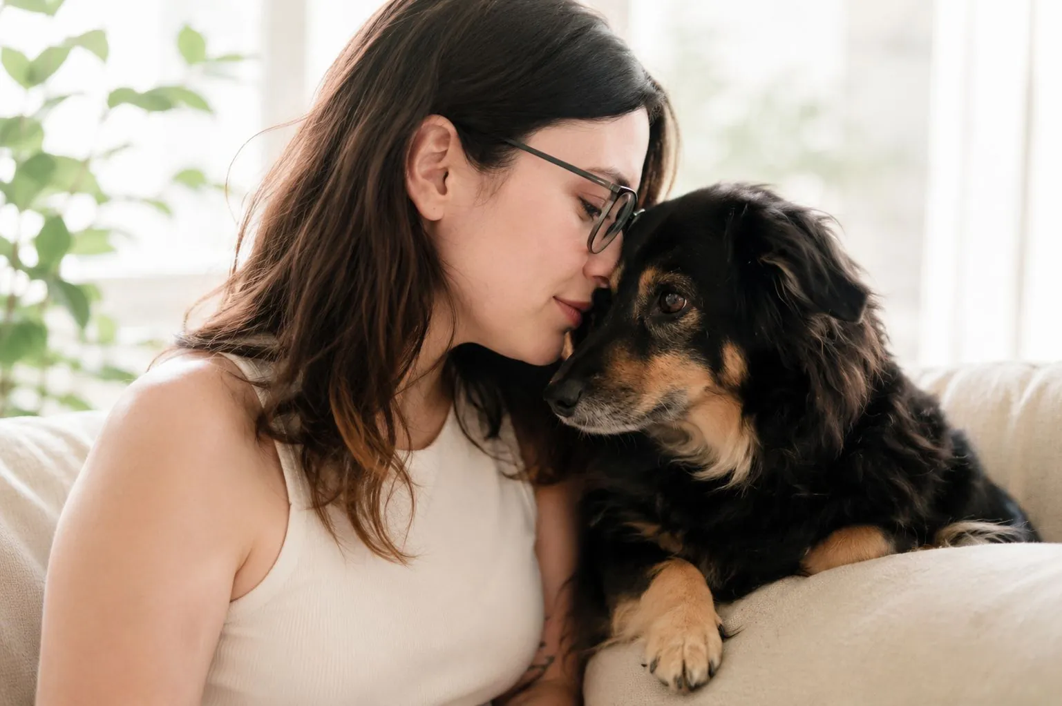 Diana Duquenoy mit ihrem Hund zu Hause